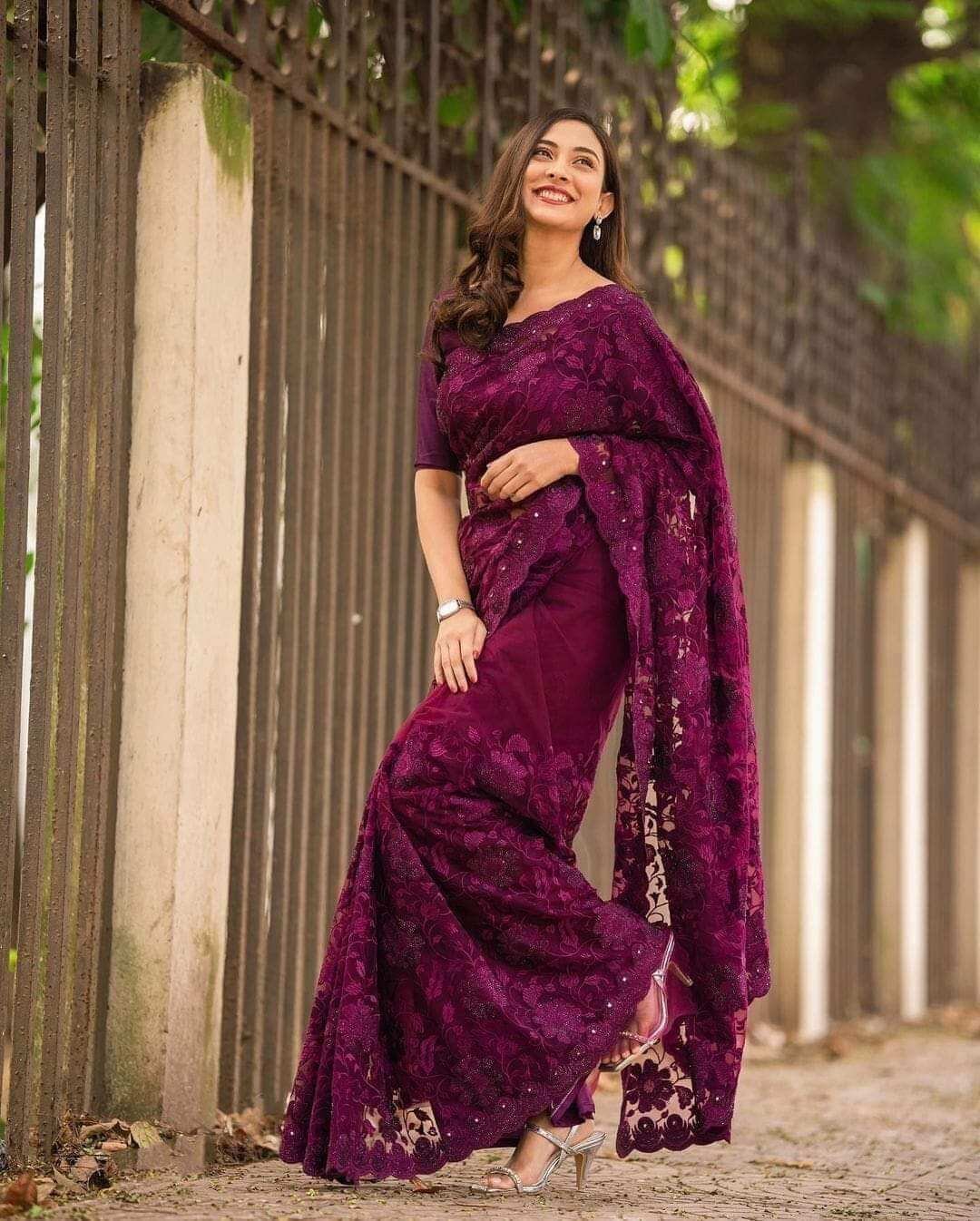 প্রিমিয়াম অর্গানজা ফ্যাব্রিক এমব্রয়ডারি পার্টি শাড়ি।