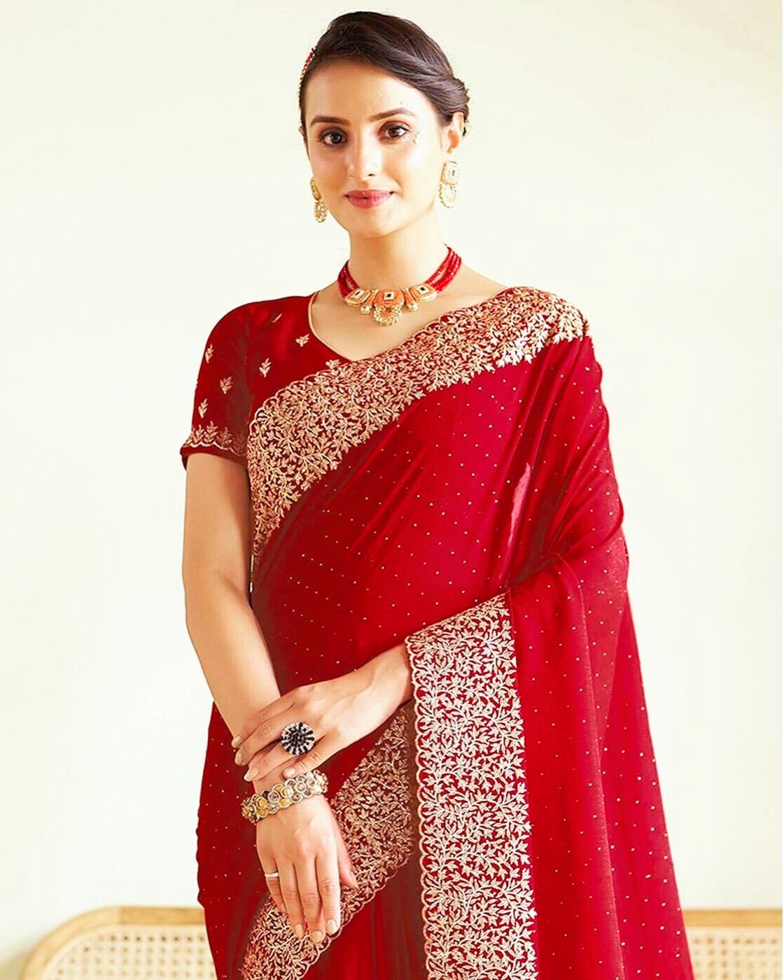 ইন্ডিয়ান স্টোন ওয়ার্ক জর্জেট কাপড়ের উপর এক্সক্লুসিভ এমব্রয়ডারি করা শাড়ি - Image 2