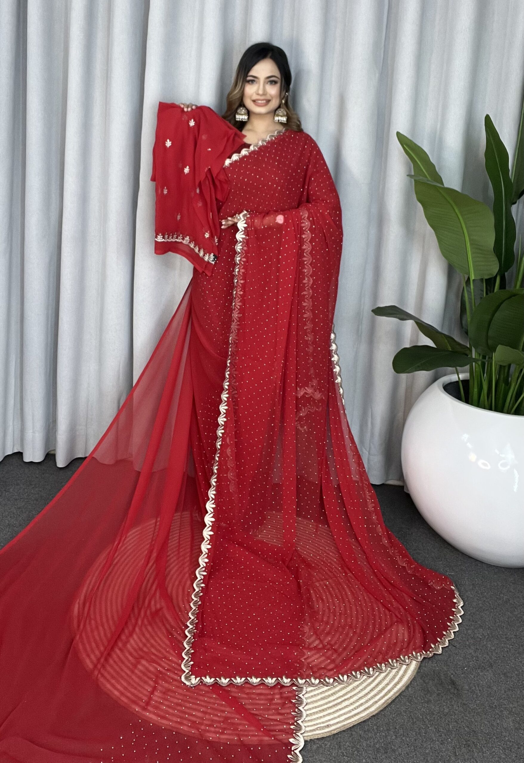 ইন্ডিয়ান স্টোন ওয়ার্ক জর্জেট কাপড়ের উপর এক্সক্লুসিভ এমব্রয়ডারি করা শাড়ি - Image 2