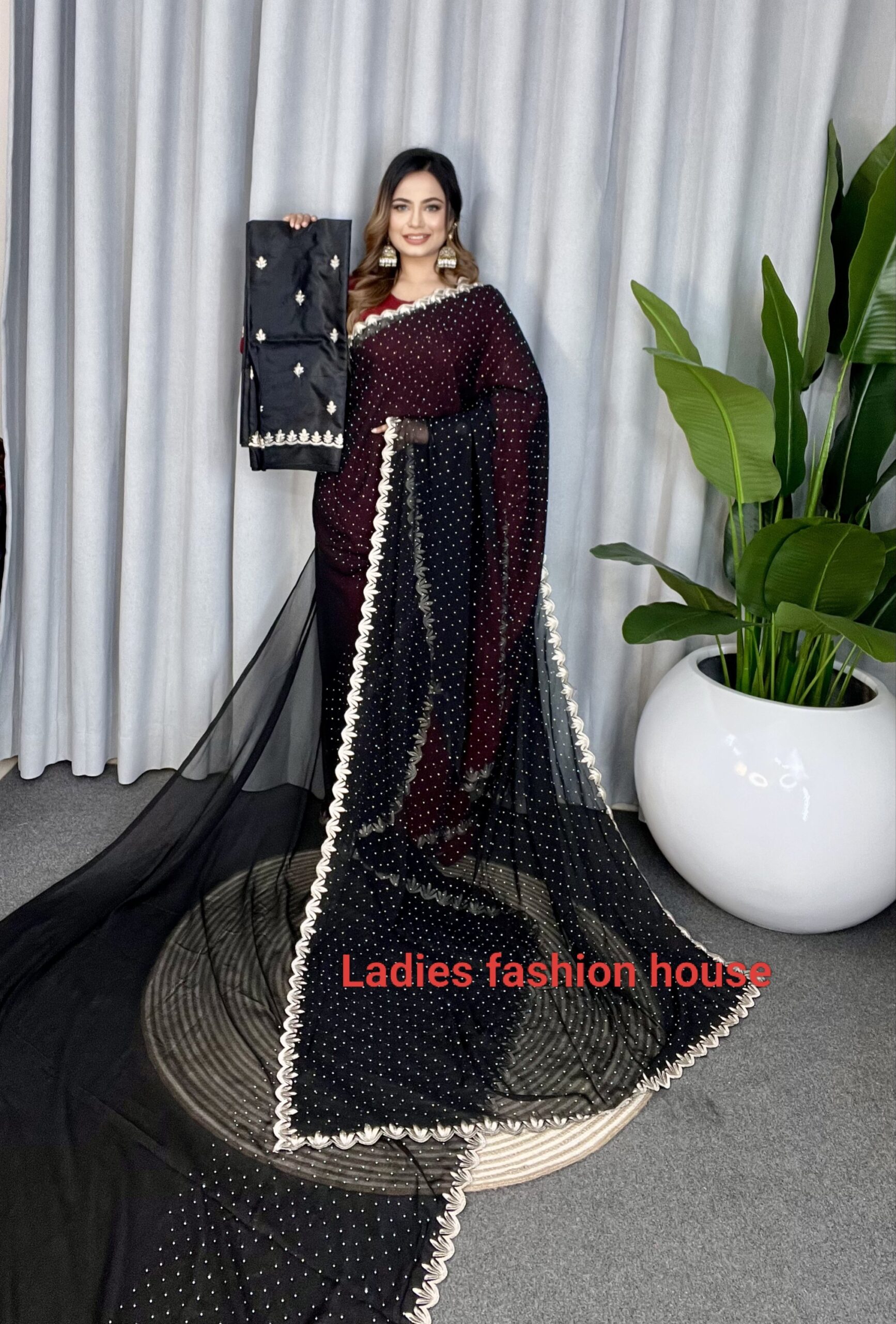 এক্সক্লুসিভ ওয়েটলেস স্টোন জর্জেট পার্টি শাড়ি - Image 2